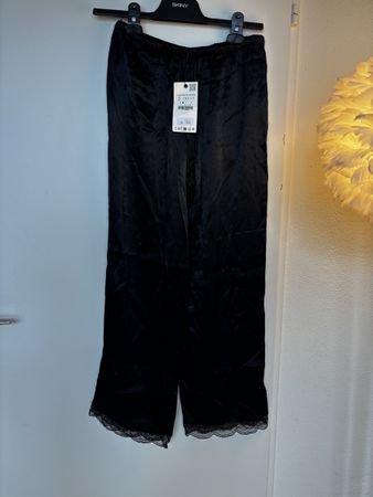 Zara Satinhose Schwarz mit Spitze Grösse S neu mit Etikett