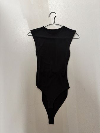 Damen Body schwarz ärmellos mit Knotendetail guter Zustand