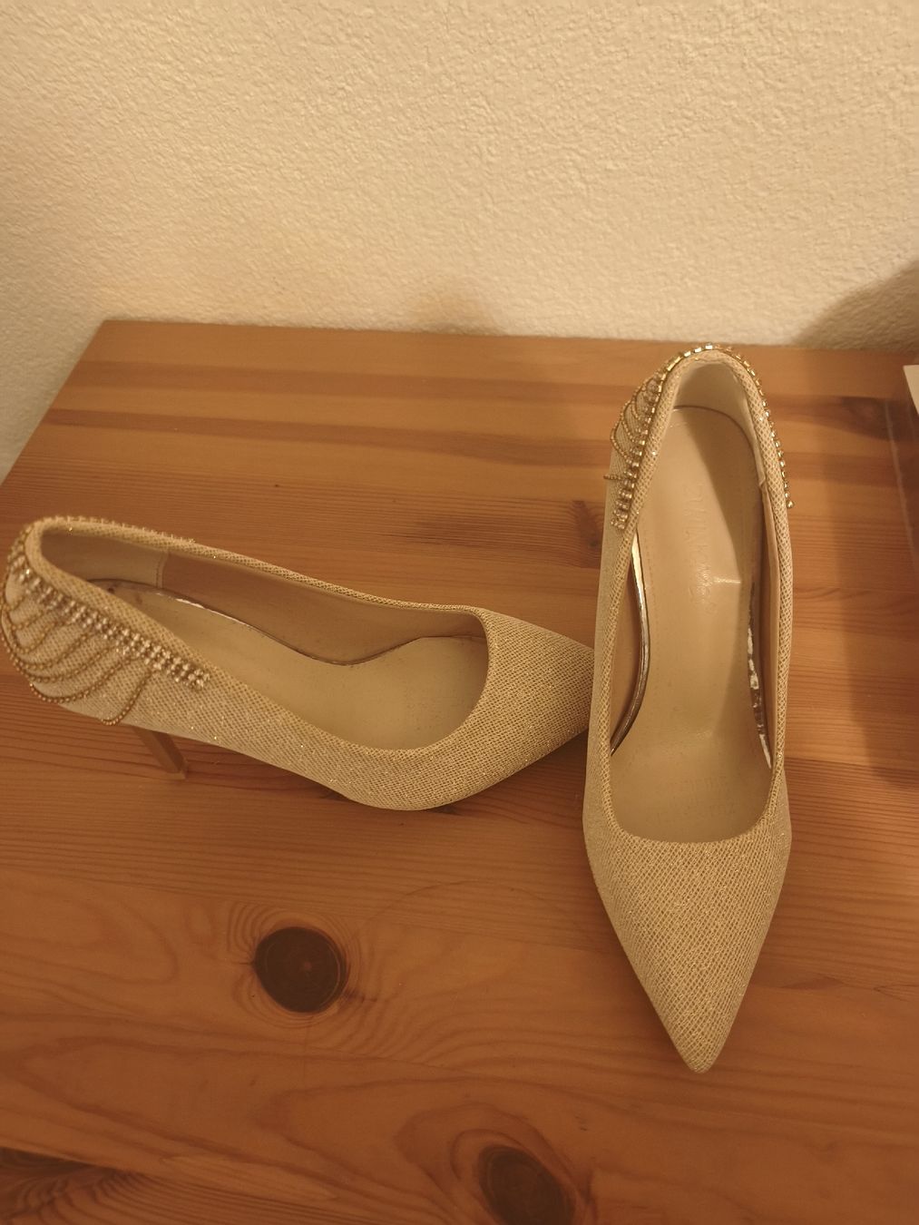 Scarpe da donna: Schuh glitzer / gold mit Absatz – Usato da Luzern venduto da Schneuger1 3