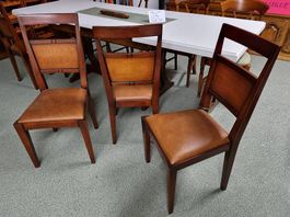 Chaises à liquider. Plusieurs groupes de quatre ou six