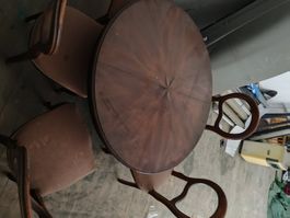 Tables gravée en bois massif et chaises