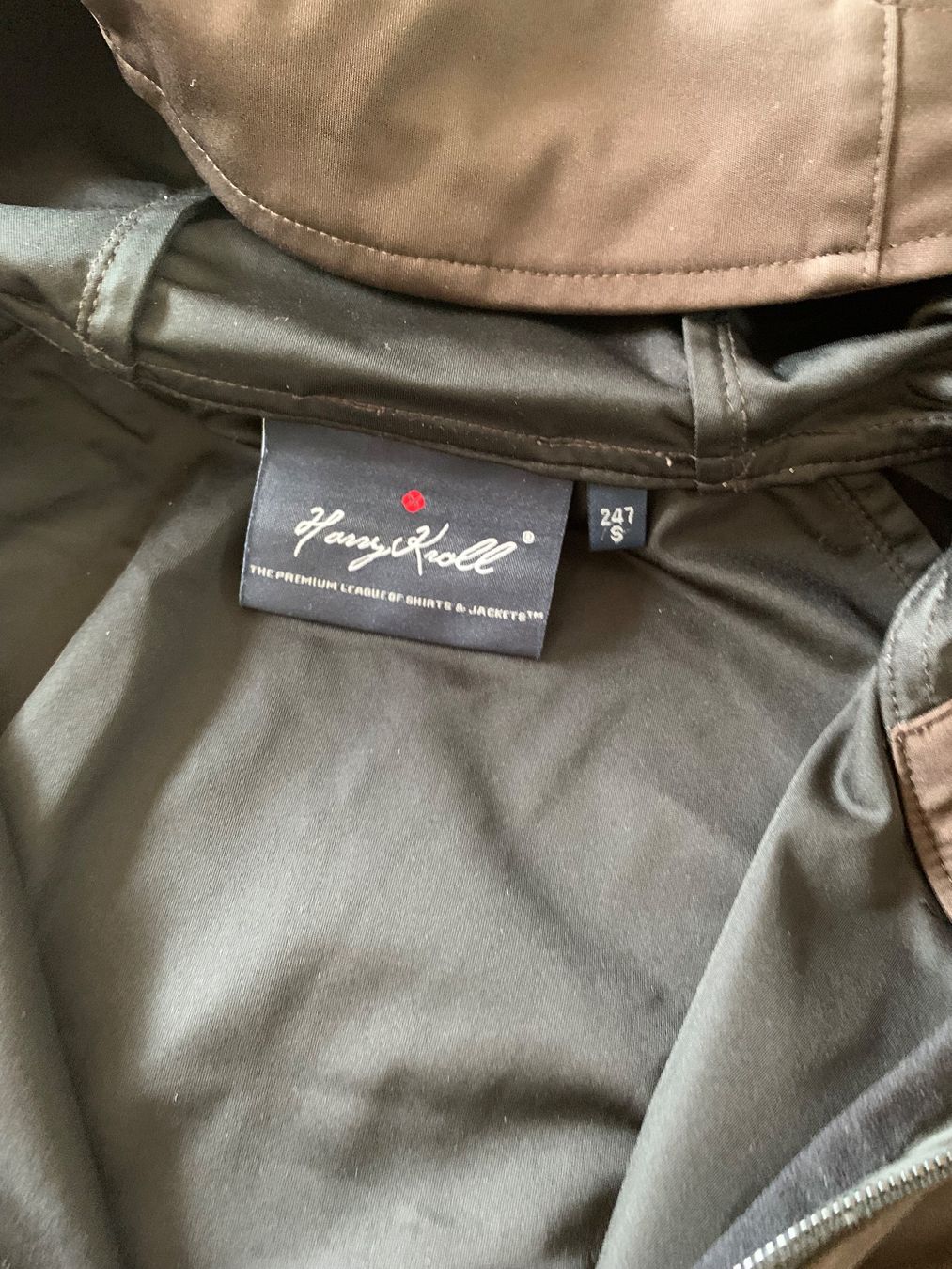 Vestes: HAKRO leichte braune Softshelljacke Grösse S – D'occasion à Meiringen par Jwash 1