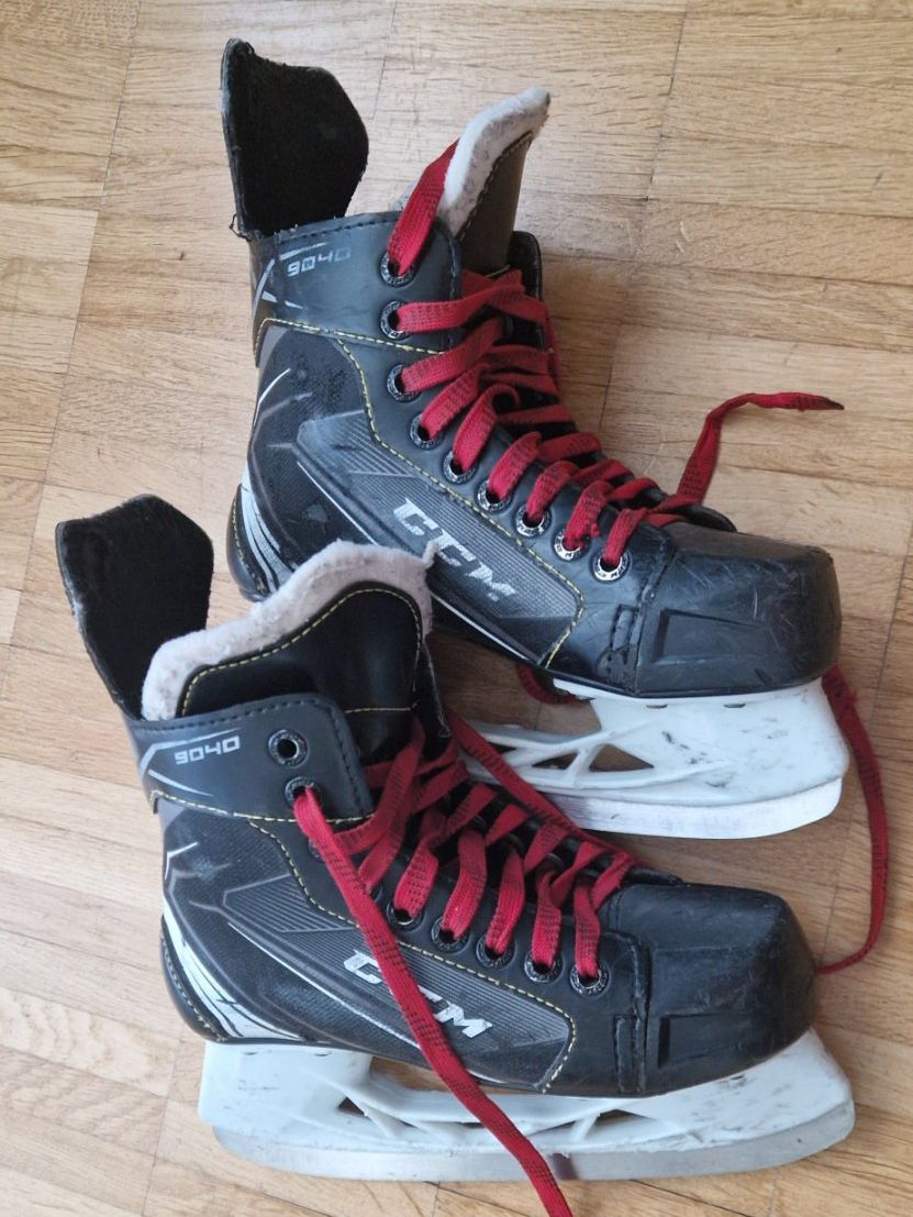 Ccm Pattini da ghiaccio: Eishockey-Schlittschuhe Gr.34 – Usato da Luzern venduto da Prusil 2