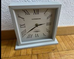 Vintage Tischuhr „London 1870", hellgrau