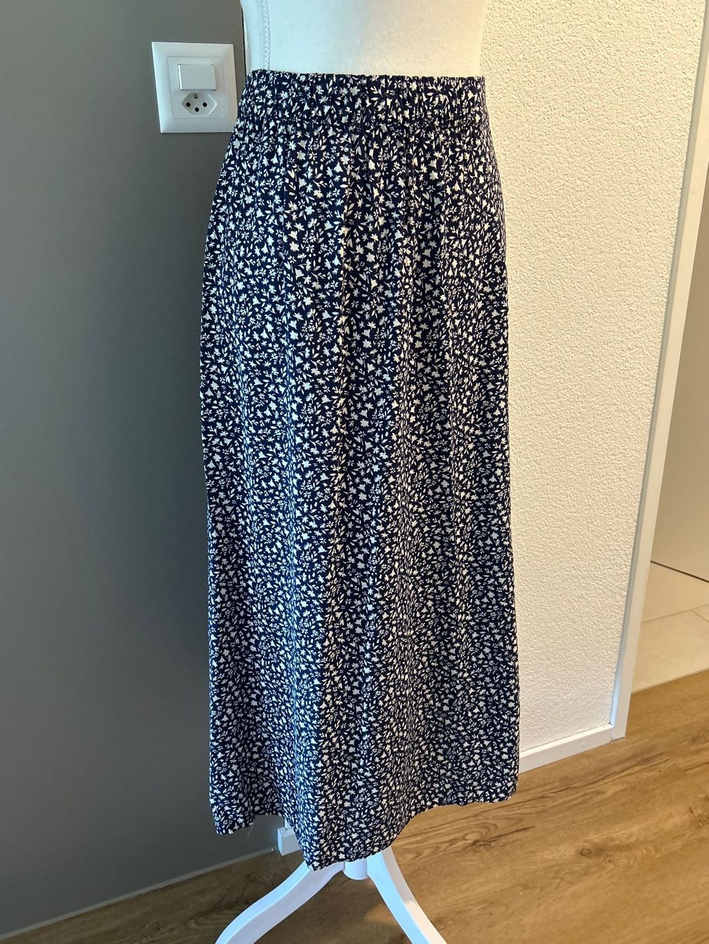 C&A Jupes: Maxi Rock dunkelblau Blumenmuster von C&A – D'occasion à Brunnen par Nala2929 3