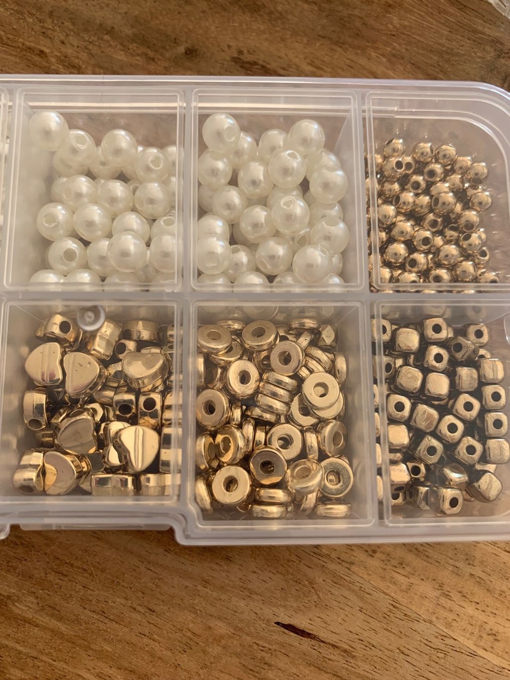 Perle (finte): Bastelperlen Set weiss / goldfarben in Organizer Box – Nuovo e nell'imballaggio originale da Geneve venduto da vane267 1