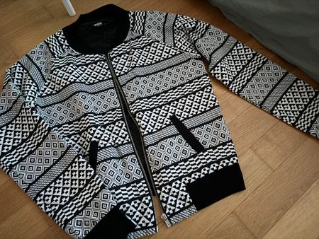 Dünne Jacke Pulli schwarz weiss mit Reissverschluss Gr M