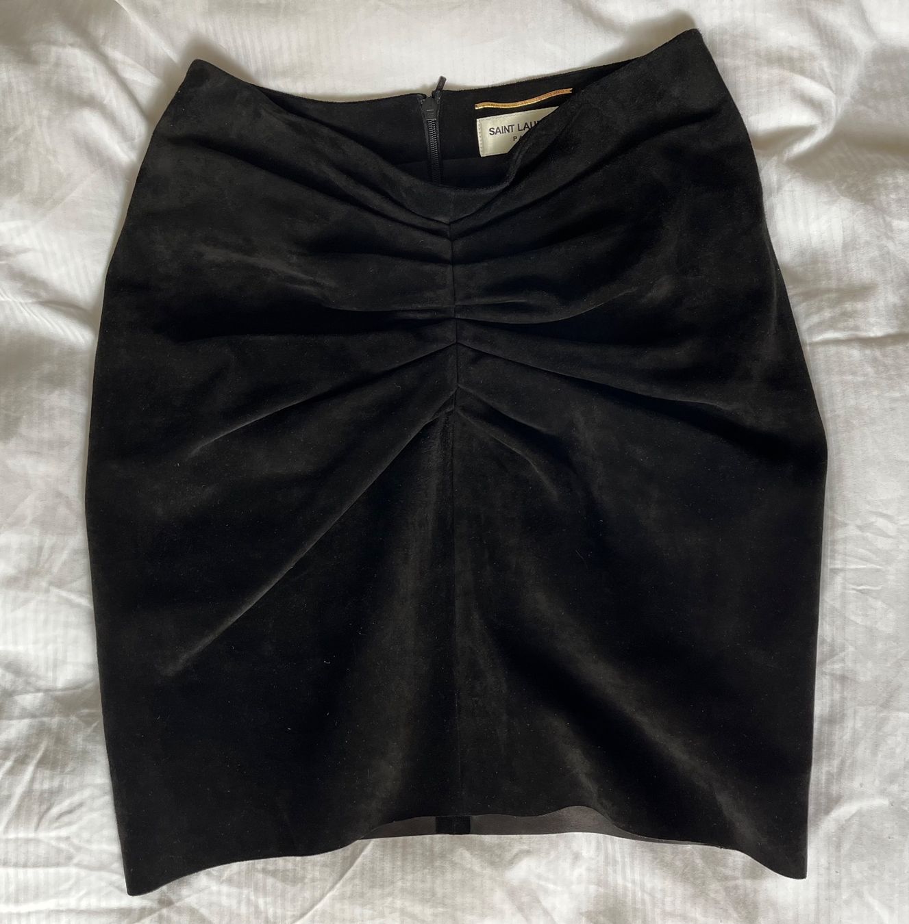 Saint Laurent Gonne: Saint Laurent, mini jupe en daim – Usato da Genève venduto da dachaw 2