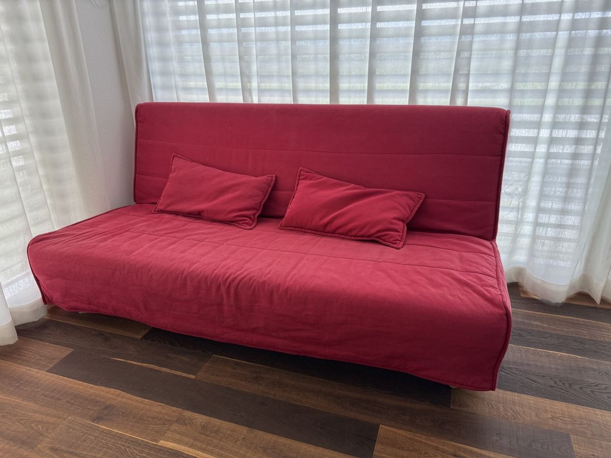 Ikea Letti: Comfortable IKEA Red Sofa Bed with cushions – Usato da Jonen venduto da chrispluess