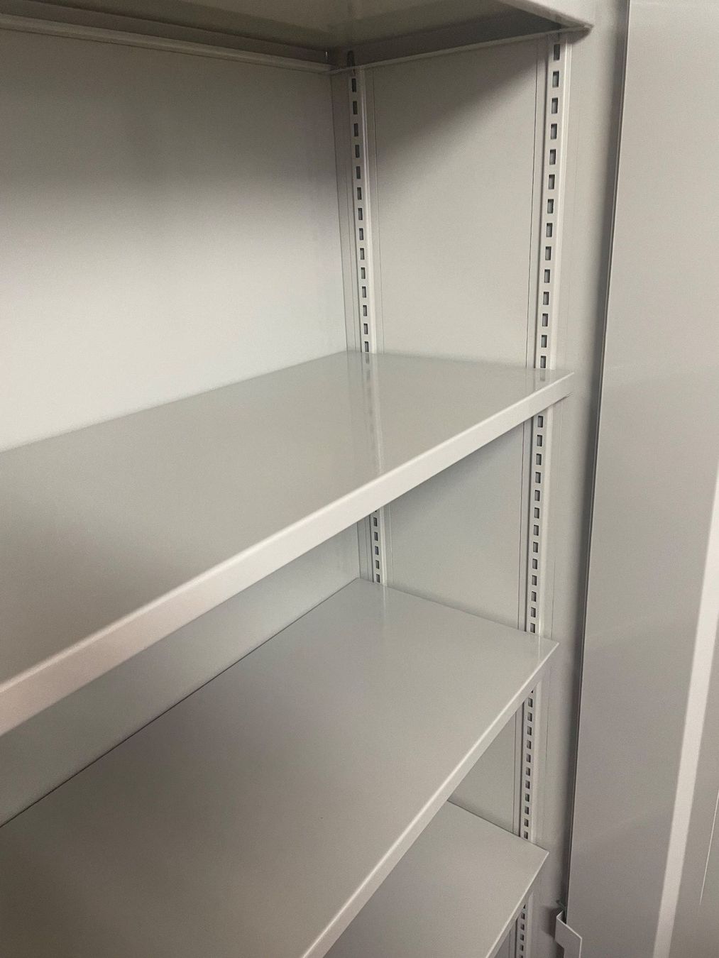 Armadi: Schrank metall – Nuovo (secondo la descrizione) da Schübelbach venduto da Huegi24 2