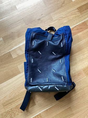 dunkelblauer Rucksack & reflektierenden Elementen limitiert