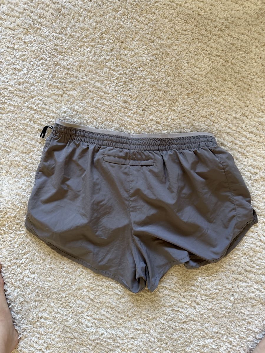 Nike Hosen: Shorts de course Nike Dri-Fit gris   – Neu (gemäss Beschreibung) aus Genève von car_cq69 2