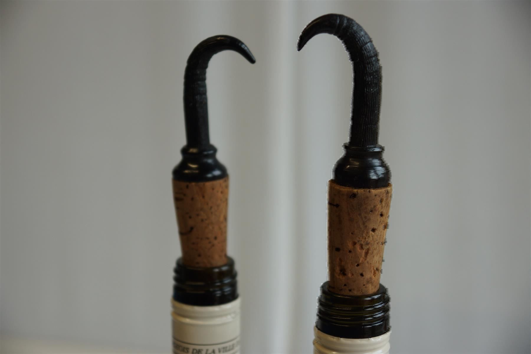 Apribottiglie & Tappi per chiusura: 2 Korkzapfen mit Gemshorn, geschnitzt – Nuovo e nell'imballaggio originale da Brienz BE venduto da P.Edelweiss 1
