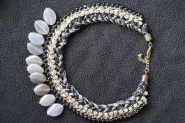 Magnifique collier fantaisie, fait main, noir, gris et doré.