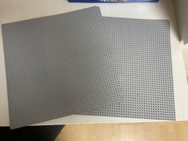 2 grosse graue Legoplatten