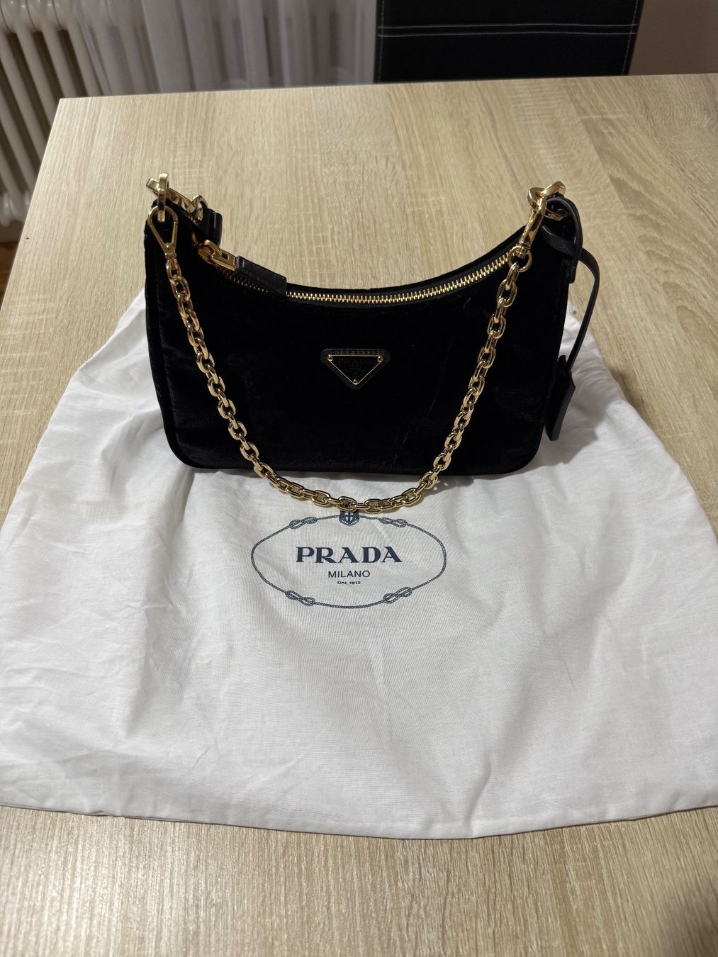 Prada Borse da donna: Prada Re-Edition Mini Bag aus Samt - Schwarz - 1BC204 – Nuovo e nell'imballaggio originale da Uster venduto da rot_7zm6