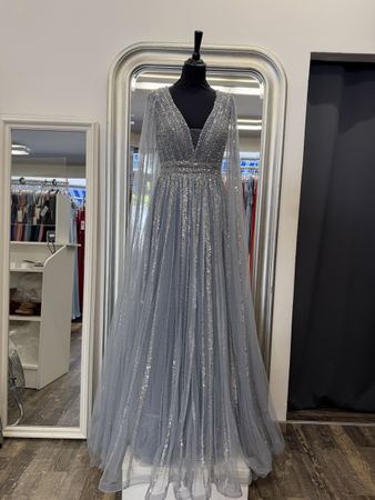 Funkelndes graues Cape-Abendkleid für Sommergalas! 38