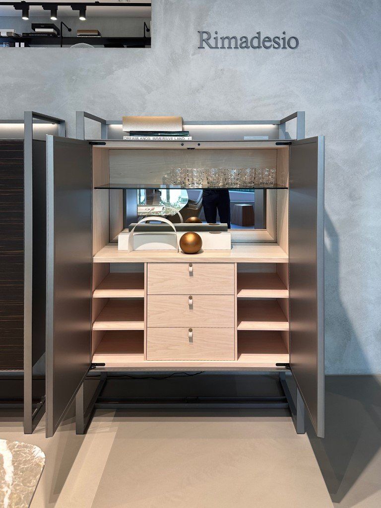 Scaffali: Rialto Bar Cabinet / Rimadesio – Usato da Emmen venduto da Davinci_Design