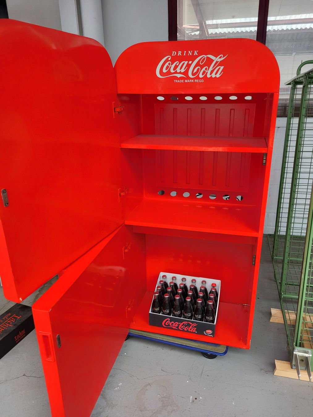 Armadi: Coca Cola Schrank mit Flaschen – Usato da Diessenhofen venduto da Osio 2