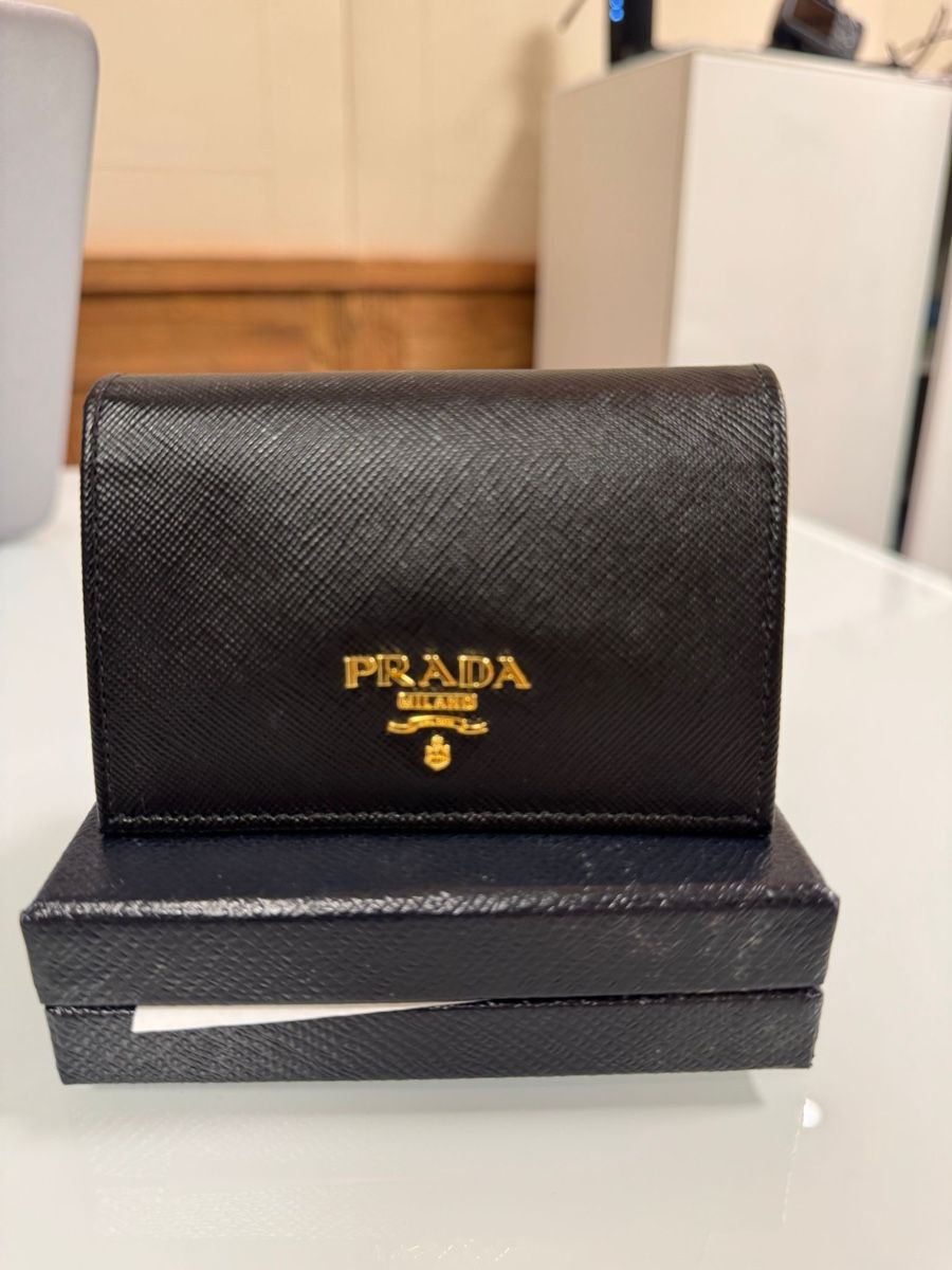 Prada Portafogli: Prada Saffiano Leather Wallet, Black, New – Nuovo (secondo la descrizione) da Luzern venduto da Antiquesonline 1