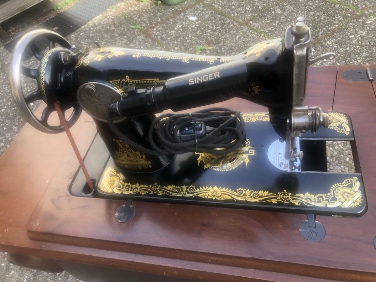Singer Macchine da cucire: Machine à coudre Singer vintage avec meuble bois – Usato da Bernex venduto da joe_6dn9 1