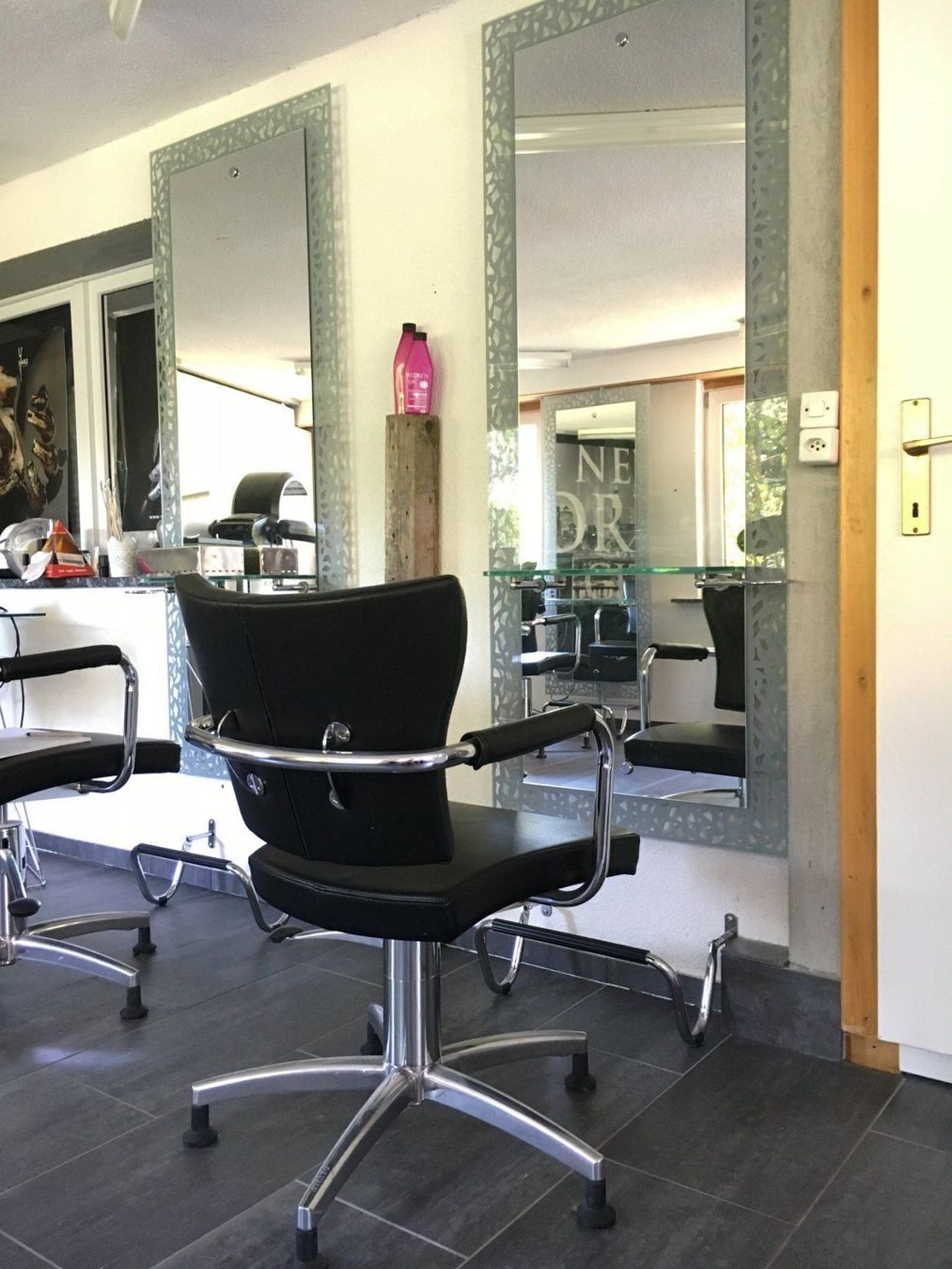 Spiegel: Coiffeur-Salon, 2 Arbeits- 1 Waschplatz – Gebraucht aus Gretzenbach von Wildborneo 1