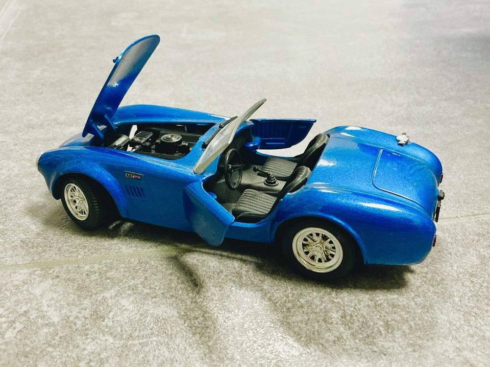 1/43 Revell Model AC Cobra 427 in red 28112