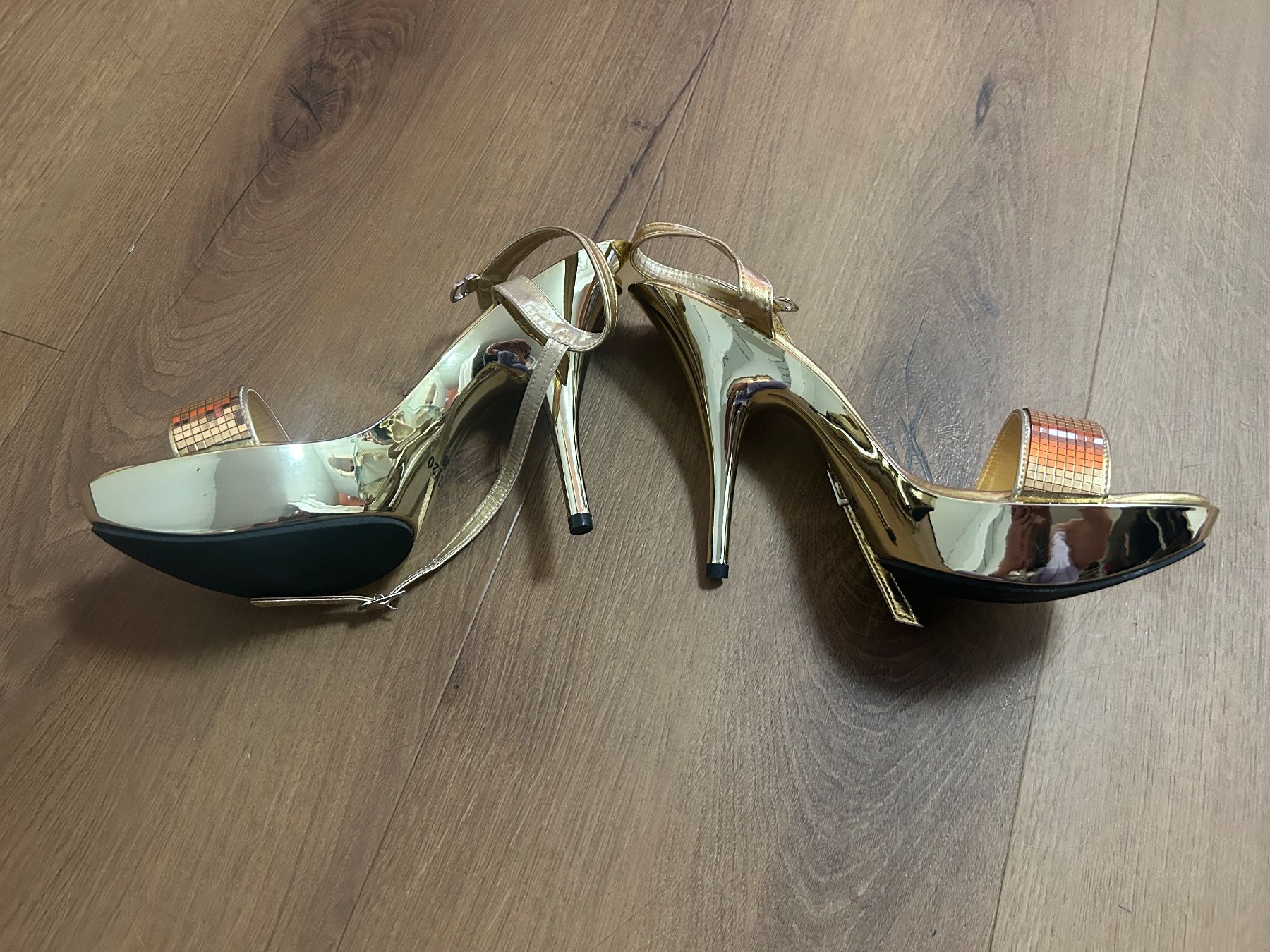 Damenschuhe: Stiletto Sandale Gold Gr 39 Neu – Neu und originalverpackt aus Regensdorf von Spyke55 1