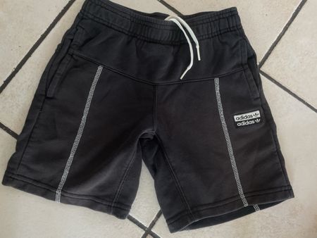 Schwarze Adidas Shorts, Gr.128, perfekt für den Sommer!
