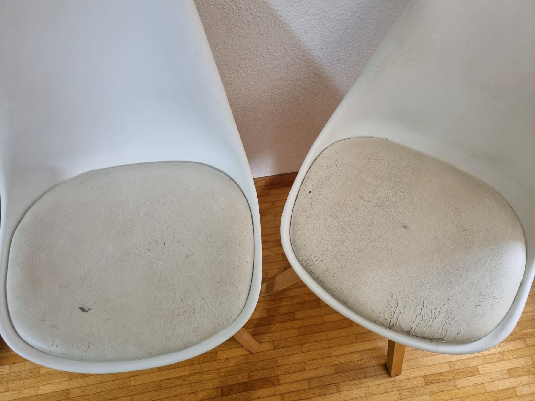Stühle: Zwei weisse Stühle – Gebraucht aus Luzern von Pantone208 1