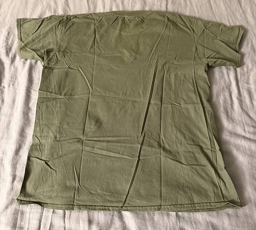 T-shirt: Grünes T-Shirt mit Print – Usato da Wädenswil venduto da dom_pz5d 3