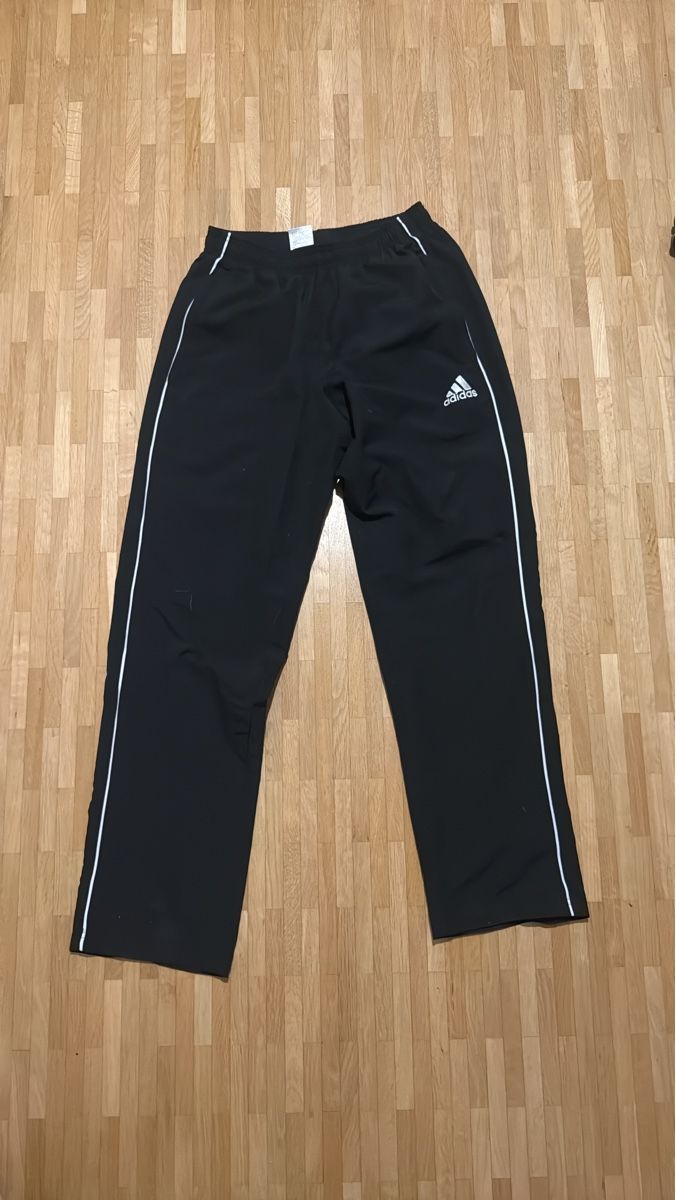 Adidas Pantaloni: Adidas Trainingshose Schwarz Gr. S – Usato da Winterthur venduto da Winti_Deal