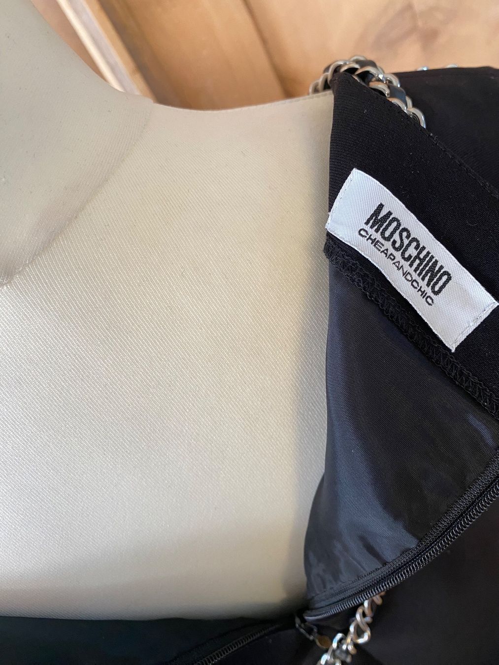 Moschino Vestiti: Moschino Etuikleid – Usato da Uster venduto da Charis5 5