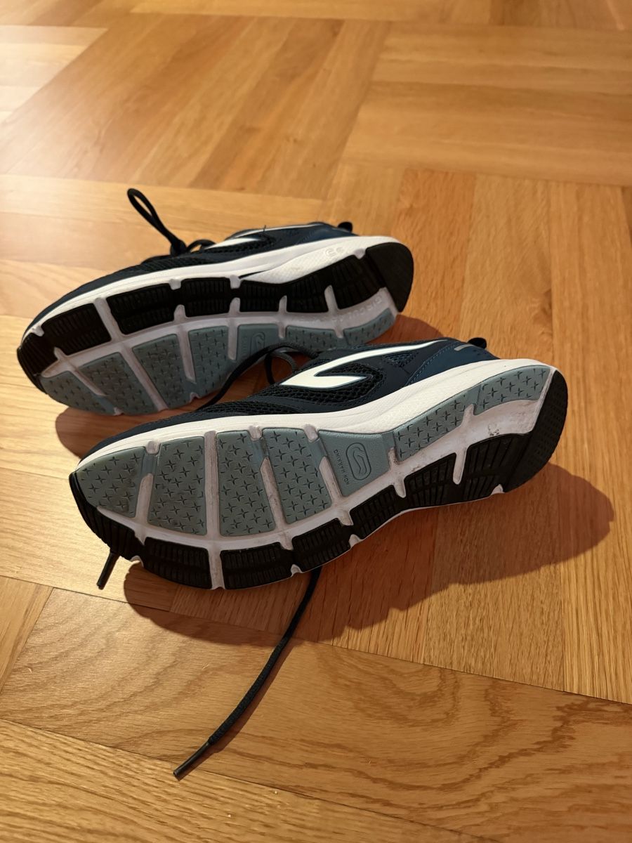 Decathlon Scarpe da uomo: Kinder Laufschuhe, Grösse 40 – Usato da Hausen am Albis venduto da Tyllenajoe 1