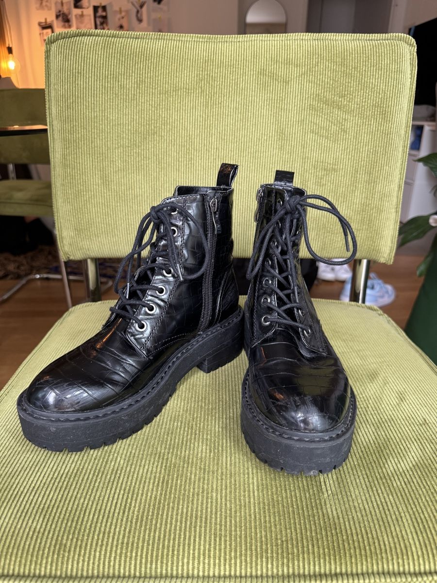Stradivarius Chaussures femmes: Stiefel, schwarz, Krokodil-Optik, Größe 38 – D'occasion à Zürich par van_58nb