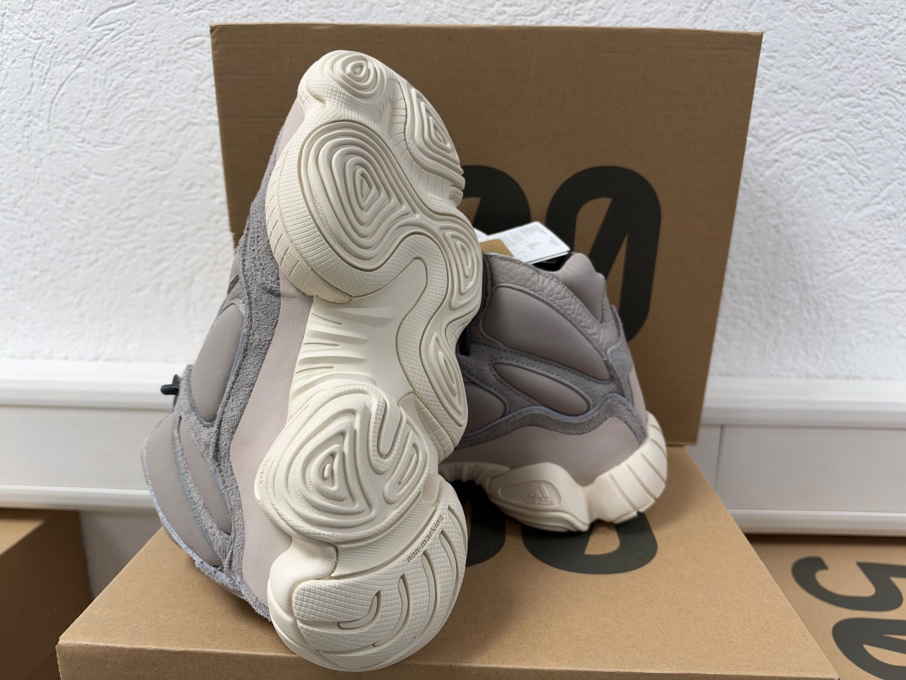 Adidas Scarpe da uomo: Yeezy Adidas 500 – Nuovo e nell'imballaggio originale da Sion venduto da min_7ffp 1