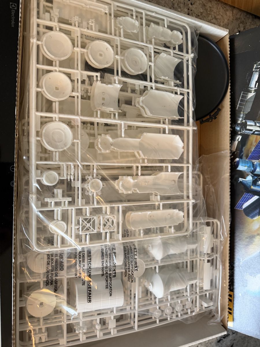 Kit di modellismo & Modellini statici: Heller Modellbausatz Station Spatiale Internationale 1:125 – Usato da Zürich venduto da sne.swiss 2