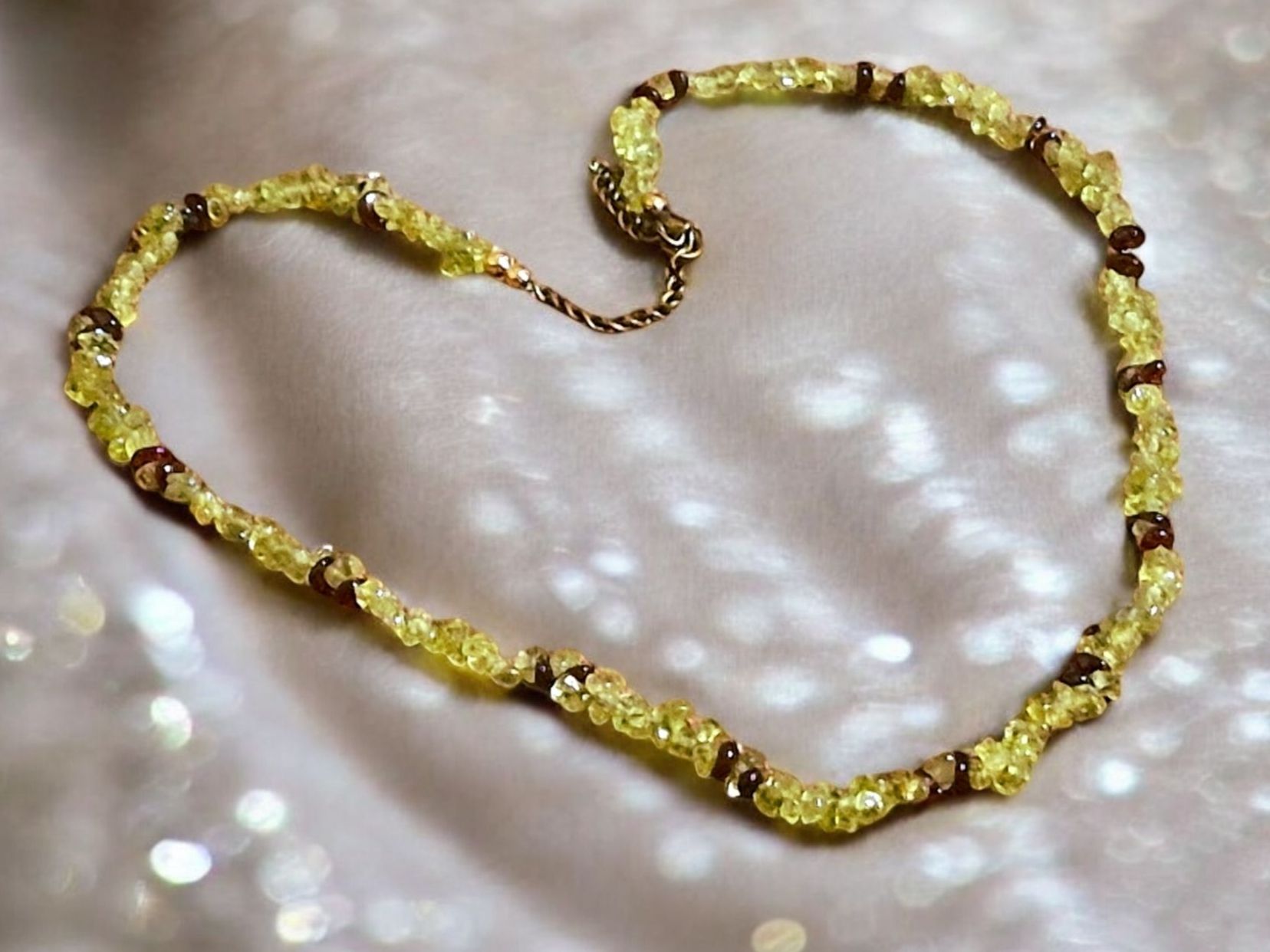 Catenine: Splitterkette handgeknöpft, Peridot & Granat – Nuovo e nell'imballaggio originale da Aarau venduto da Schmuckhoehle_MD 5