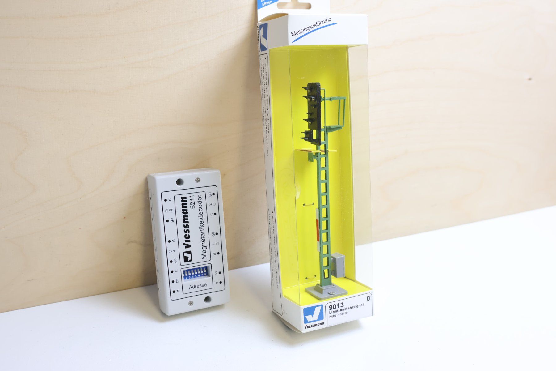 Viessmann Modellini di ferrovie: Viessmann Lichtsignal 9013 Spur 0 + Decoder 5211 - NP: 160.- – Usato da Winterthur venduto da Monstera 4