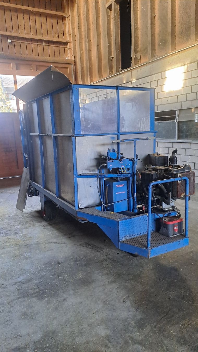 Toutes les machines: Futterverteil oder Einstreuwagen – Défectueux à Oberdorf NW par mutter-kuh