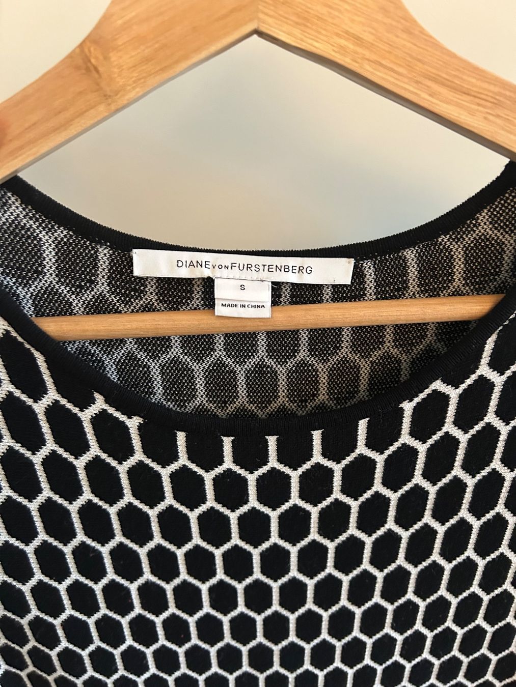 Diane von Furstenberg Vestiti: Diane von Furstenberg - Robe noire et blanche – Usato da Solothurn venduto da MO_C23 3