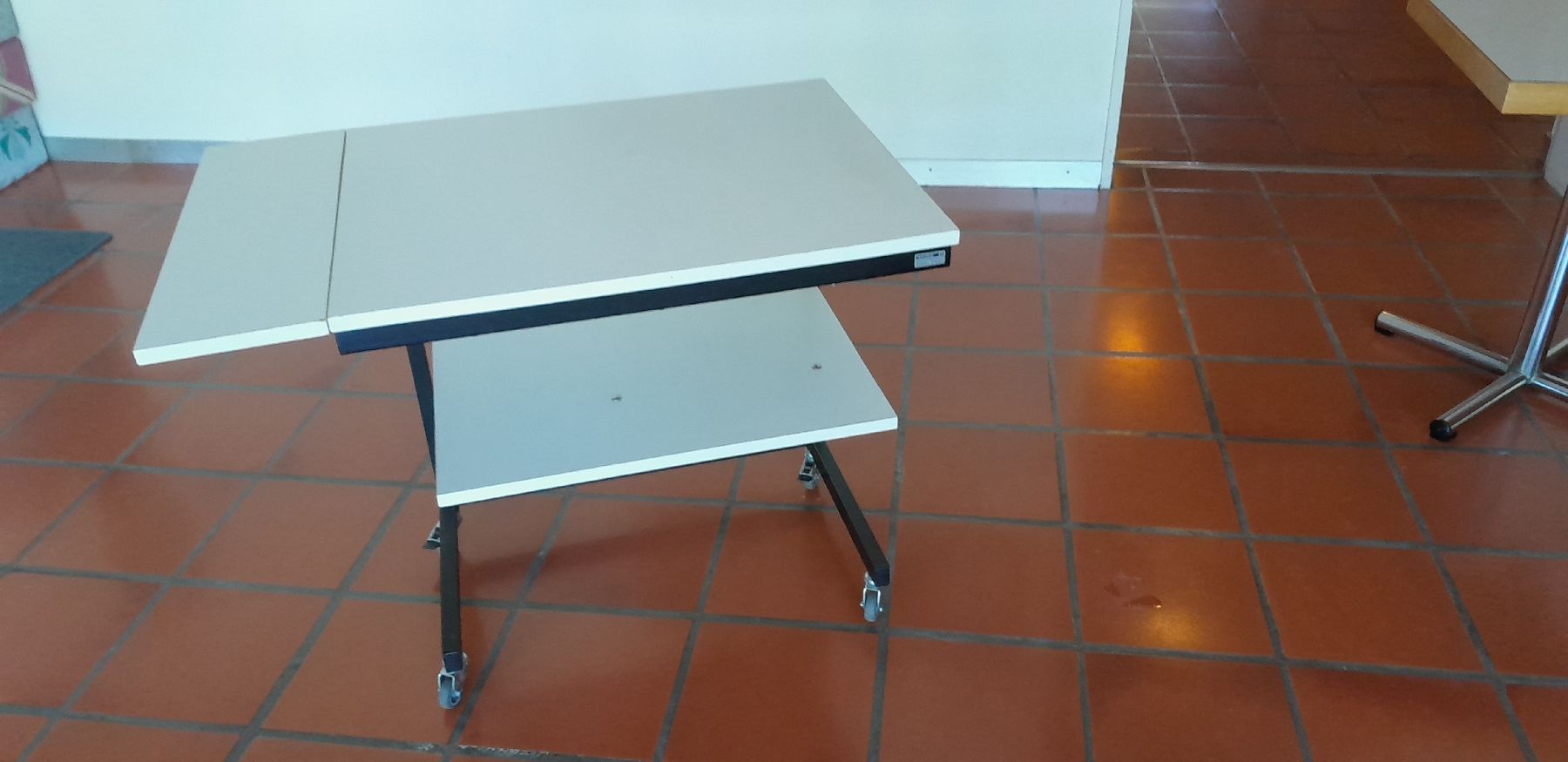 Tavoli: Tisch mit Rollen – Usato da Windisch venduto da Hasel42