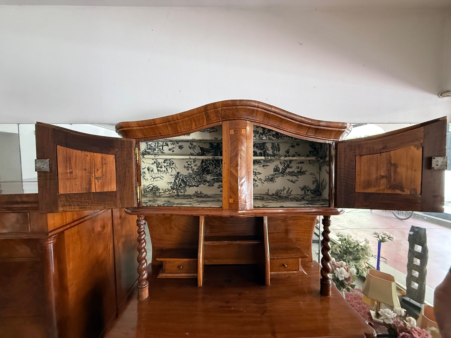 Credenze: Buffet Louis XVI  18 Jahrhundert   Nussbaum – Usato da Bretzwil venduto da neuguinea 2