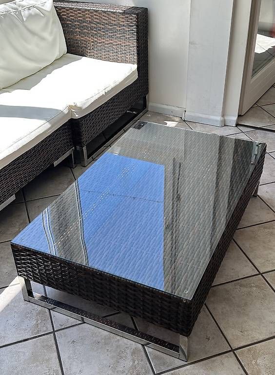 Divani: Dreiteiliges Rattan-Sofa mit Glastisch – Usato da Basel venduto da Momo248 3