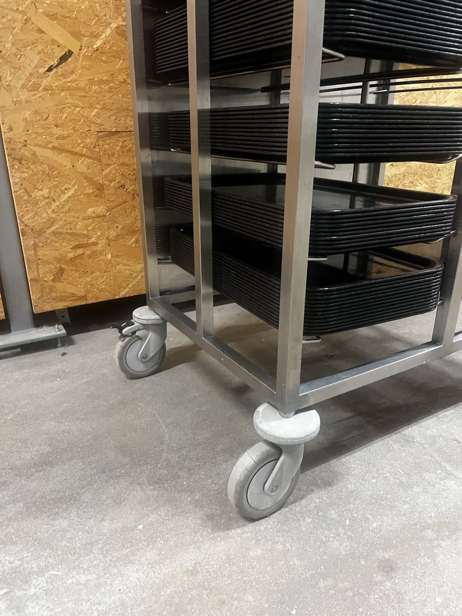 Küchengeräte: Tablett-Abräumwagen inkl 100 x 1/1 Tabletts – Gebraucht aus Dittingen von Cervolino77 2