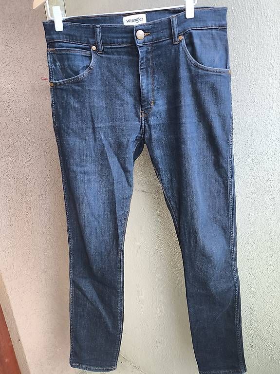Jeans: Wrangler Jeans Uni Blau bleu 31/34 slim  – Usato da Wädenswil venduto da Preppy 4