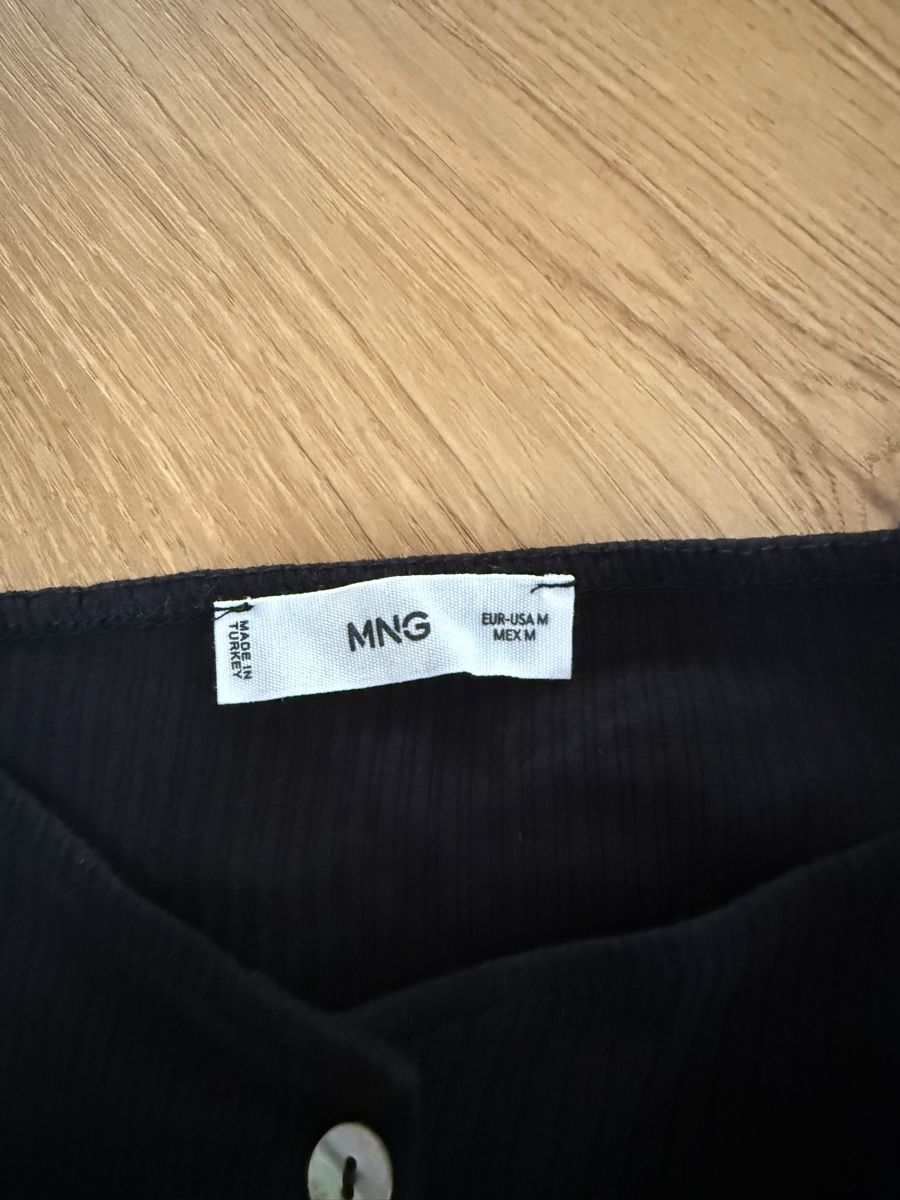 Mango Top: Mango Oberteil schwarz mit Puffärmeln – Usato da Luzern venduto da sydney01. 2