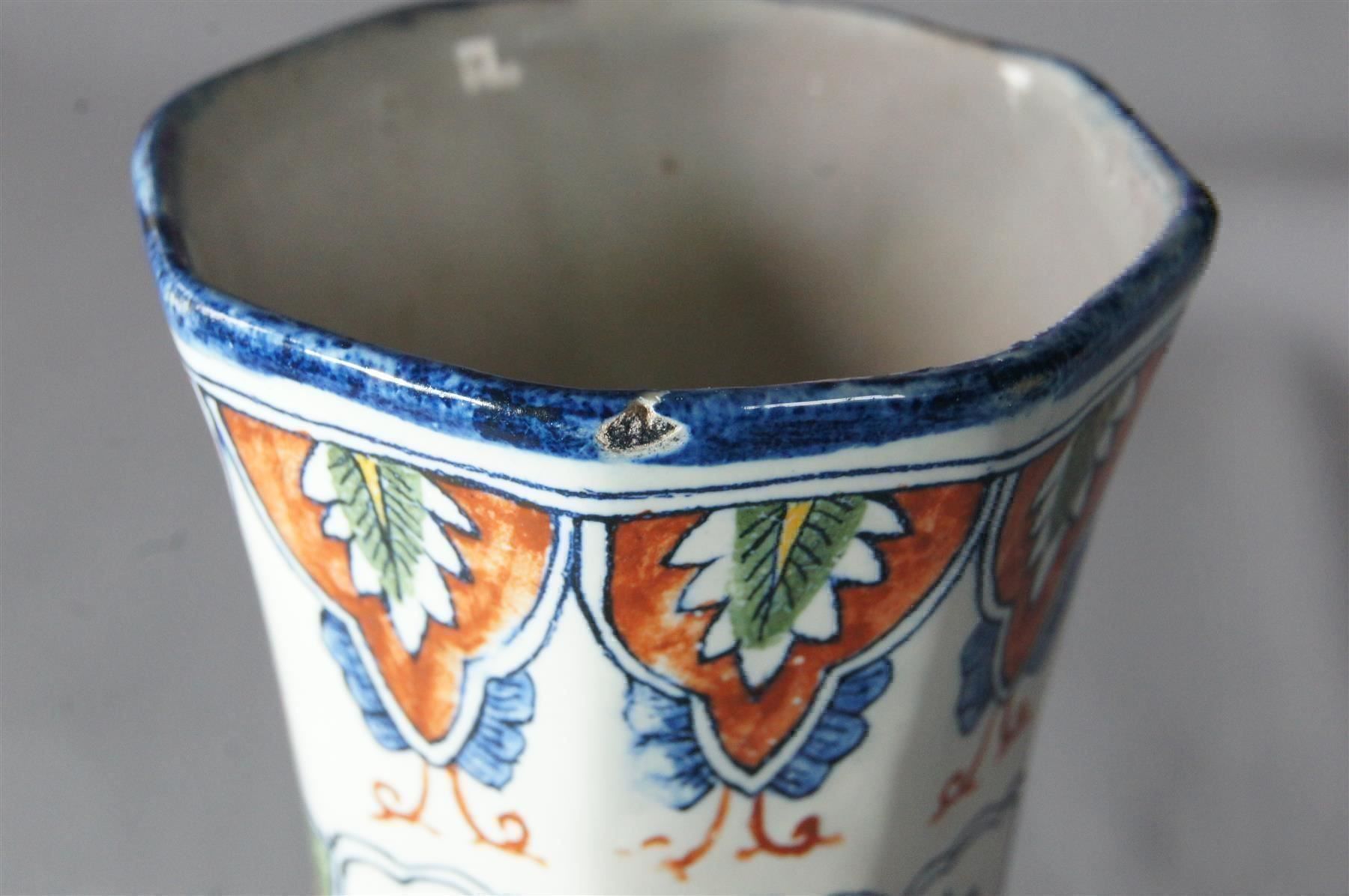 Vasen & Gefässe: Künstlervase mit floralem Muster – Gebraucht aus Geroldswil von ARTEFACTO 5