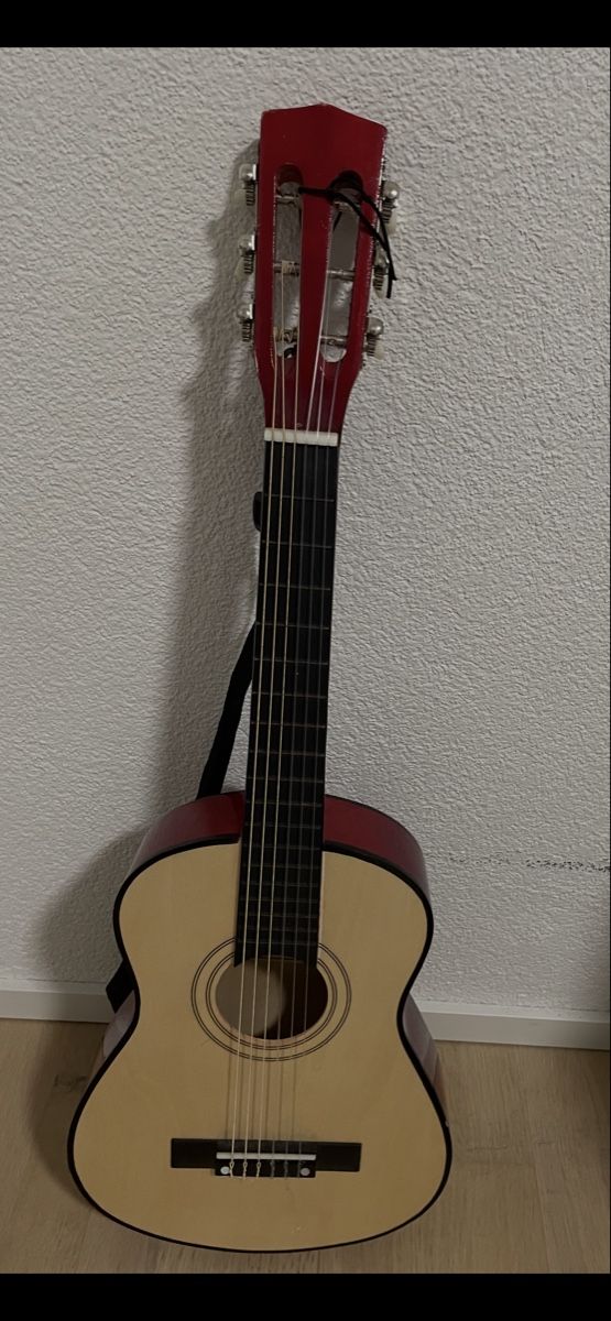 Musikinstrumente: Kindergitarre rot mit Tragegurt, – Gebraucht aus Schaffhausen von pinca19 2