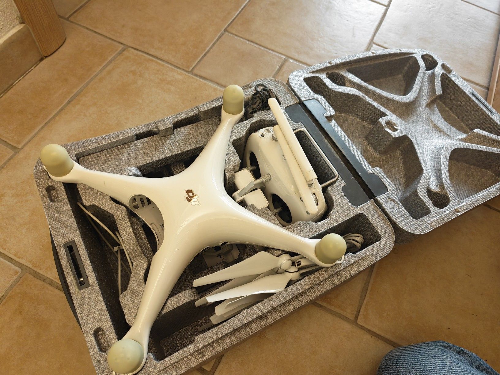 DJI Modellismo RC: DJI Phantom 4 - con Zaino e Accessori (NO BATTERY) – Usato da Lamone venduto da as8_y9n6